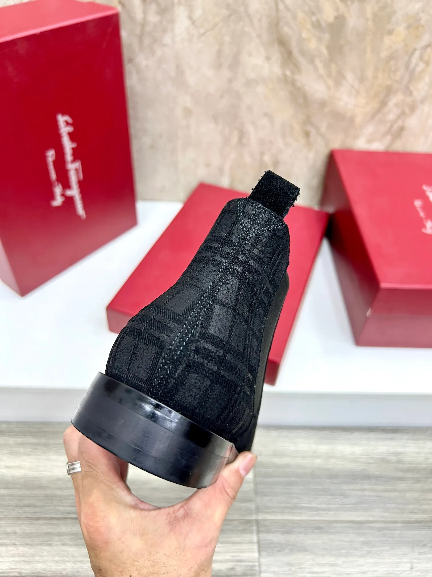Original order quality: Men's shoes 💰700 Brand: Ferragamo (Ferragamo) One size larger: Men's size 38-44 (45 customized) Grade: Same style as the official website High-end men's shoes Material: Original cowhide, cowhide lining, original outsole Style category: Chelsea men's boots Fashion trend Color: Actual picture